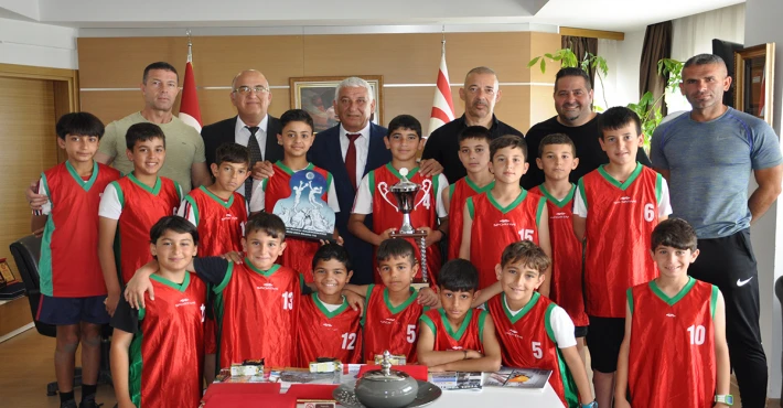 ozcinar-sampiyon-takimi-kutladi-1683541465