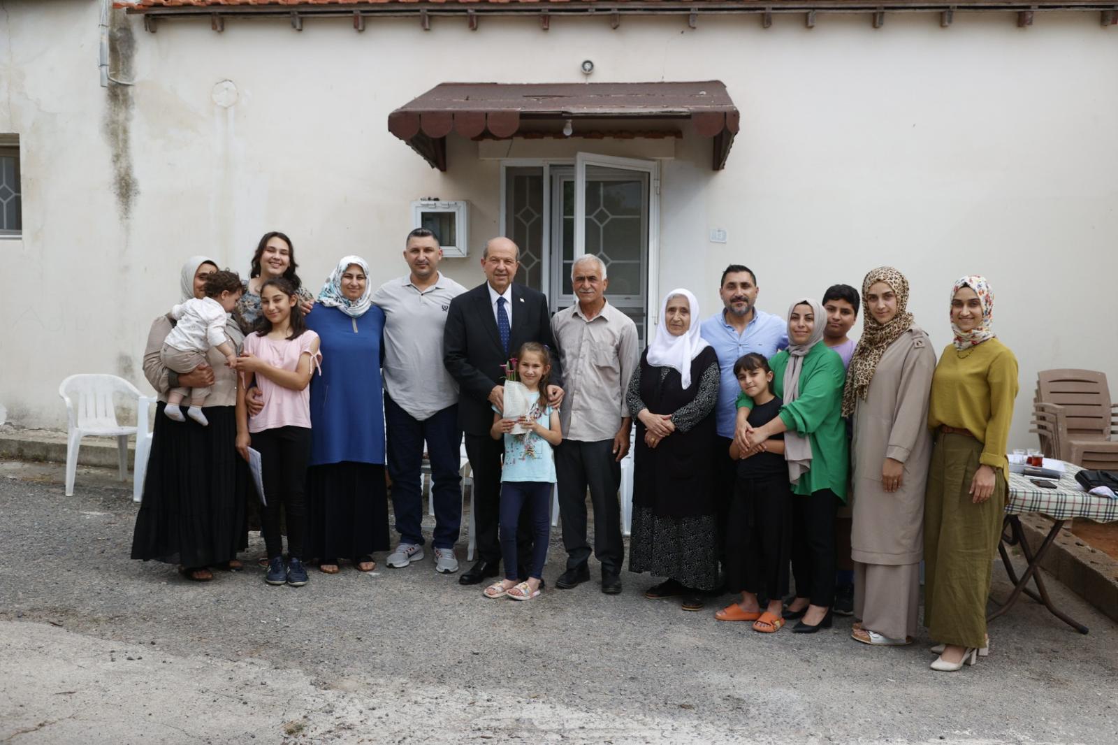 CUMHURBAŞKANI TATAR, SUDAN’DAN TAHLİYE EDİLEN MENSUR KAYA’YI ZİYARET ETTİ