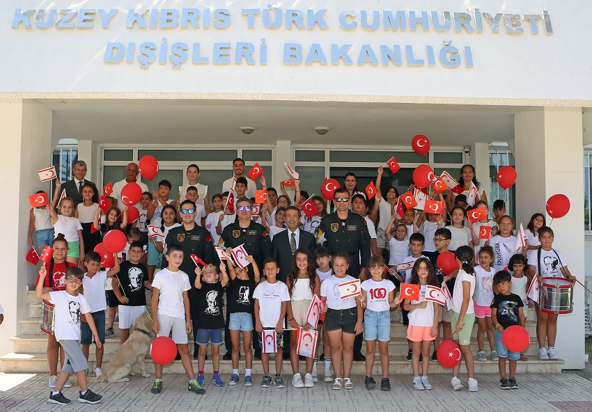 DİŞİŞLERİ BAKANI ERTUĞRULOĞLU SOLOTÜRK PİLOTLARINI KABUL ETTİ