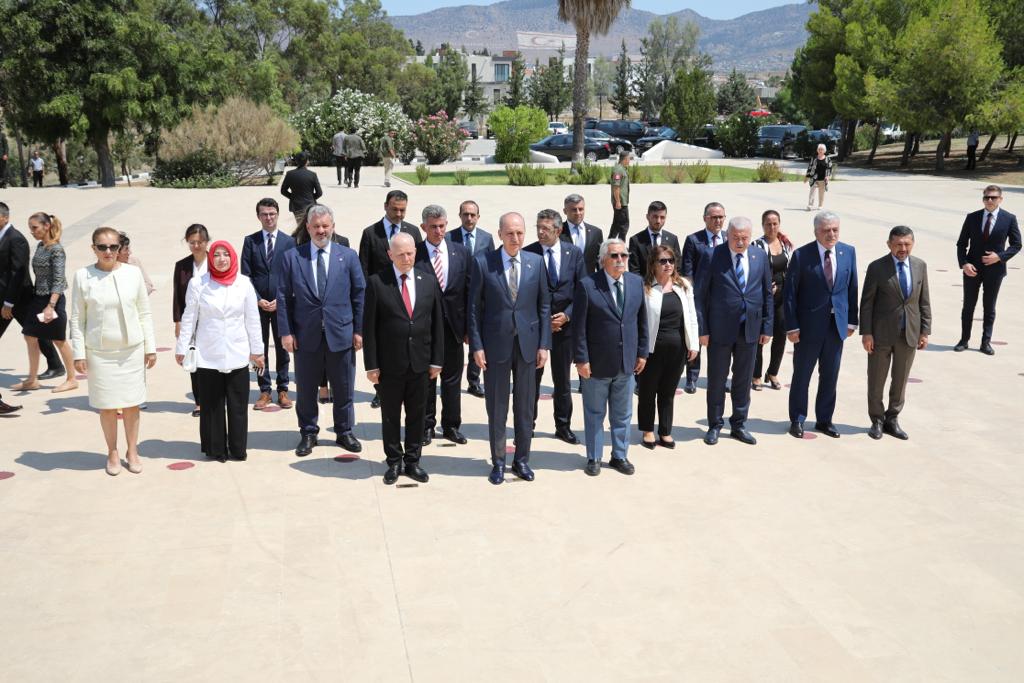 TBMM BAŞKANI KURTULMUŞ, DR. FÂZIL KÜÇÜK’ÜN ANIT MEZARINA ÇELENK KOYDU