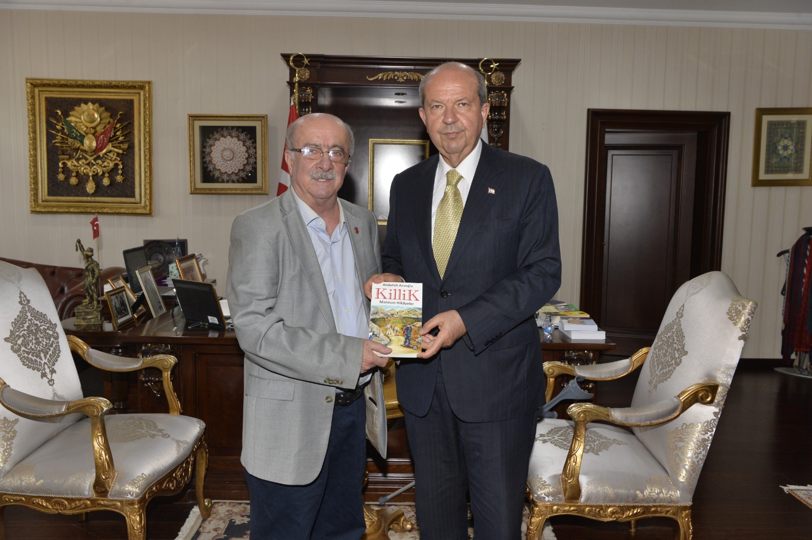 ABDULLAH AZİZOĞLU, SON KİTABINI CUMHURBAŞKANI TATAR’A TAKDİM ETTİ