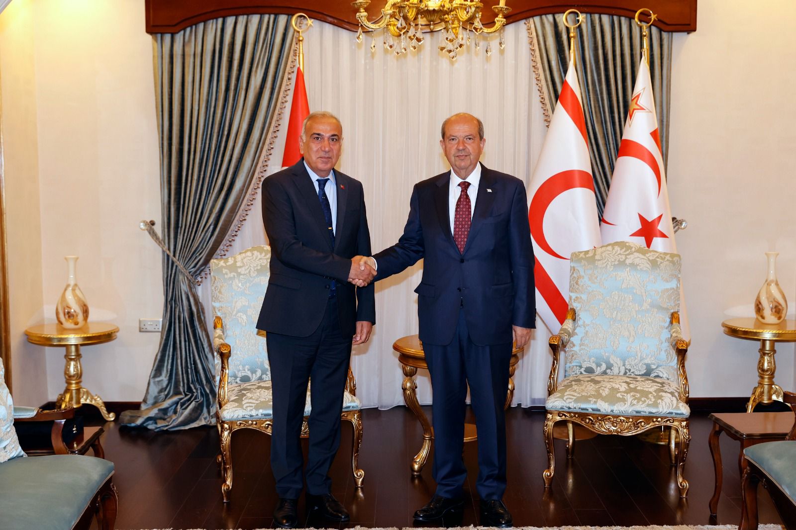 CUMHURBAŞKANI TATAR ESKİ GÜVENLİK KUVVETLERİ KOMUTANI UZUN’U KABUL ETTİ