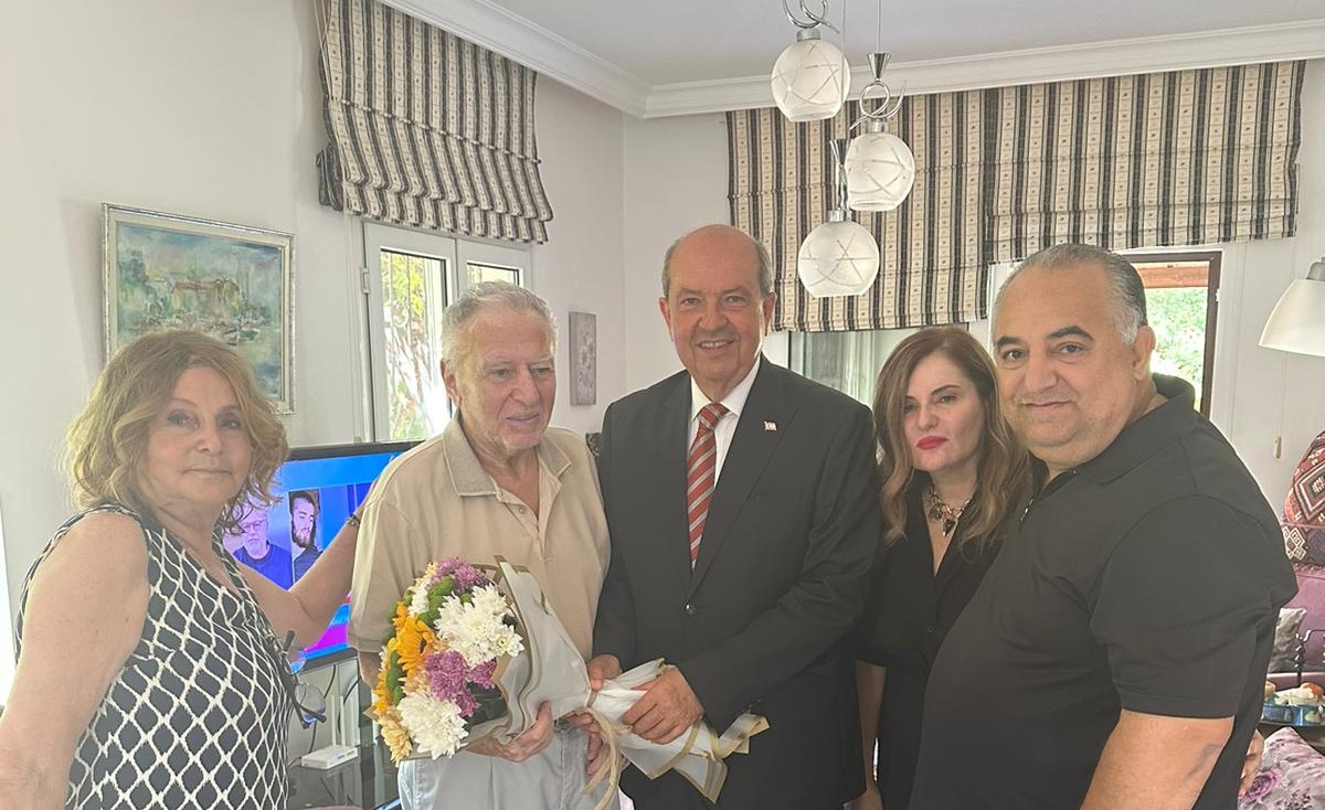 CUMHURBAŞKANI TATAR, TİYATRO SANATÇISI ÖZEN’İ ZİYARET ETTİ