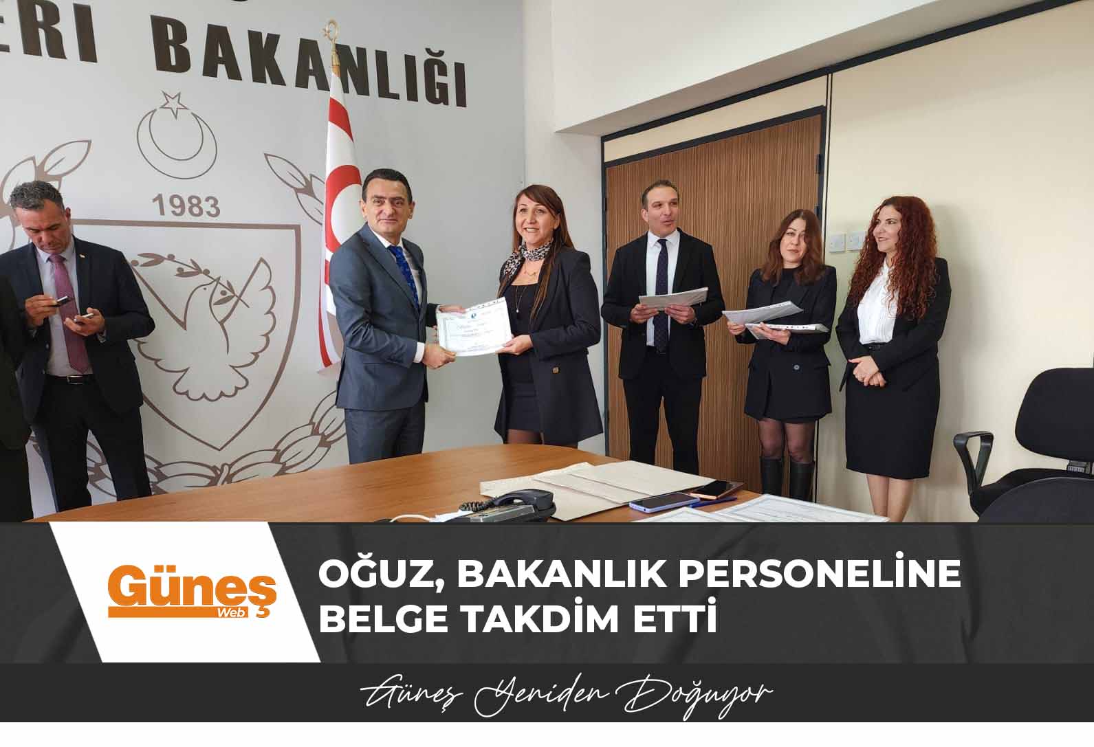 İçişleri Bakanı Dursun Oğuz, bakanlık personeline belge takdim etti