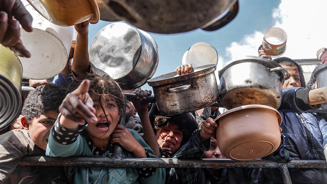 BM raportörleri, İsrail’in Gazze’deki insanları kasıtlı olarak aç bıraktığını bildirdi