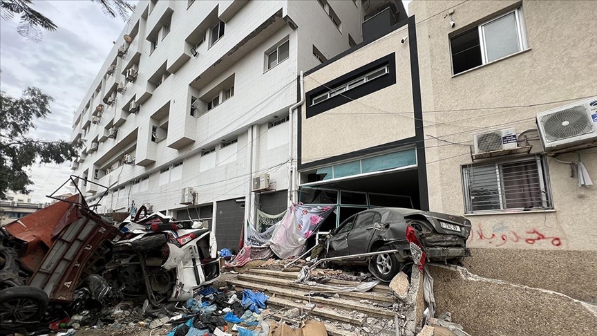 İsrail ordusu, Gazze’deki Şifa Hastanesi’nde bir binayı havaya uçurdu