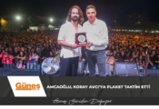 Amcaoğlu, Koray Avcı’ya plaket taktim etti