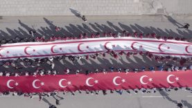 Cumhuriyet Korteji düzenlendi…100’er metrelik KKTC ve TC bayrakları taşındı