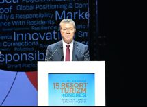 Üstel: “Turistin adanın iki tarafına da özgürce gezmesi gerekmektedir”