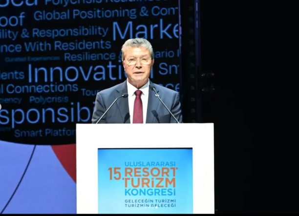 Üstel: “Turistin adanın iki tarafına da özgürce gezmesi gerekmektedir”