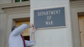 ABD Savunma Bakanlığı binasındaki tabelalar “Savaş Bakanlığı” yazılı levhalarla değiştirildi