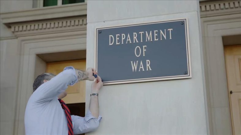 ABD Savunma Bakanlığı binasındaki tabelalar “Savaş Bakanlığı” yazılı levhalarla değiştirildi