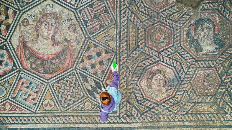 İznik’te tasvirlerle bezenmiş 3. yüzyıla ait taban mozaiği gün yüzüne çıkarılıyor