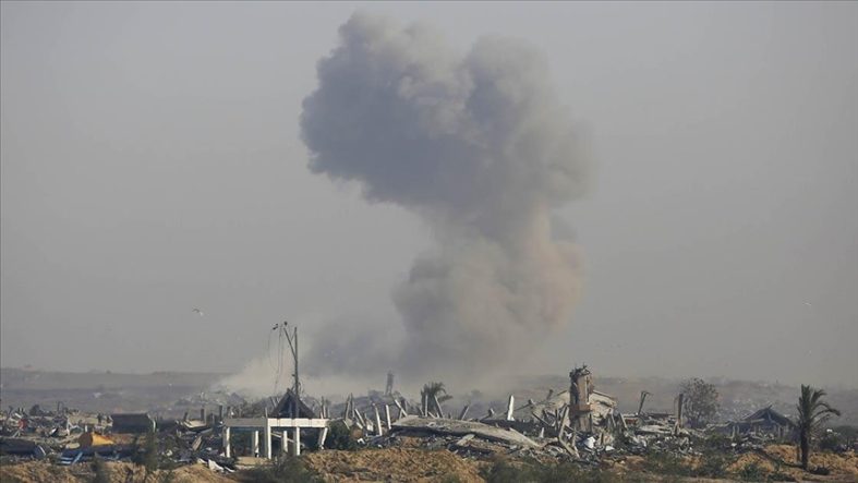 İsrail ordusu, Gazze’nin güneyini topçu ve helikopter ateşiyle vurdu