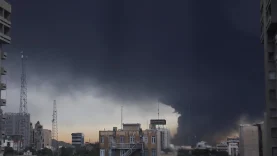 iranda-zehirli-yagmur-uyarisi-gokyuzunu-siyah-bulutlar-kapladi-vgum