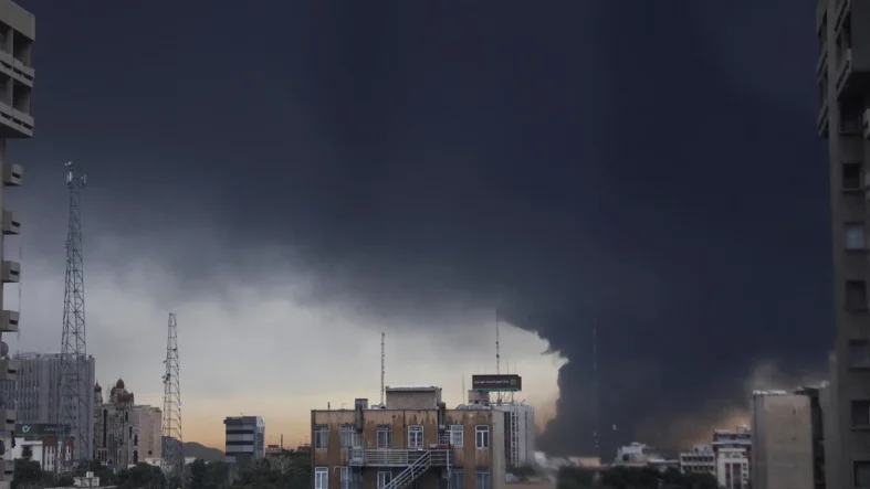 iranda-zehirli-yagmur-uyarisi-gokyuzunu-siyah-bulutlar-kapladi-vgum